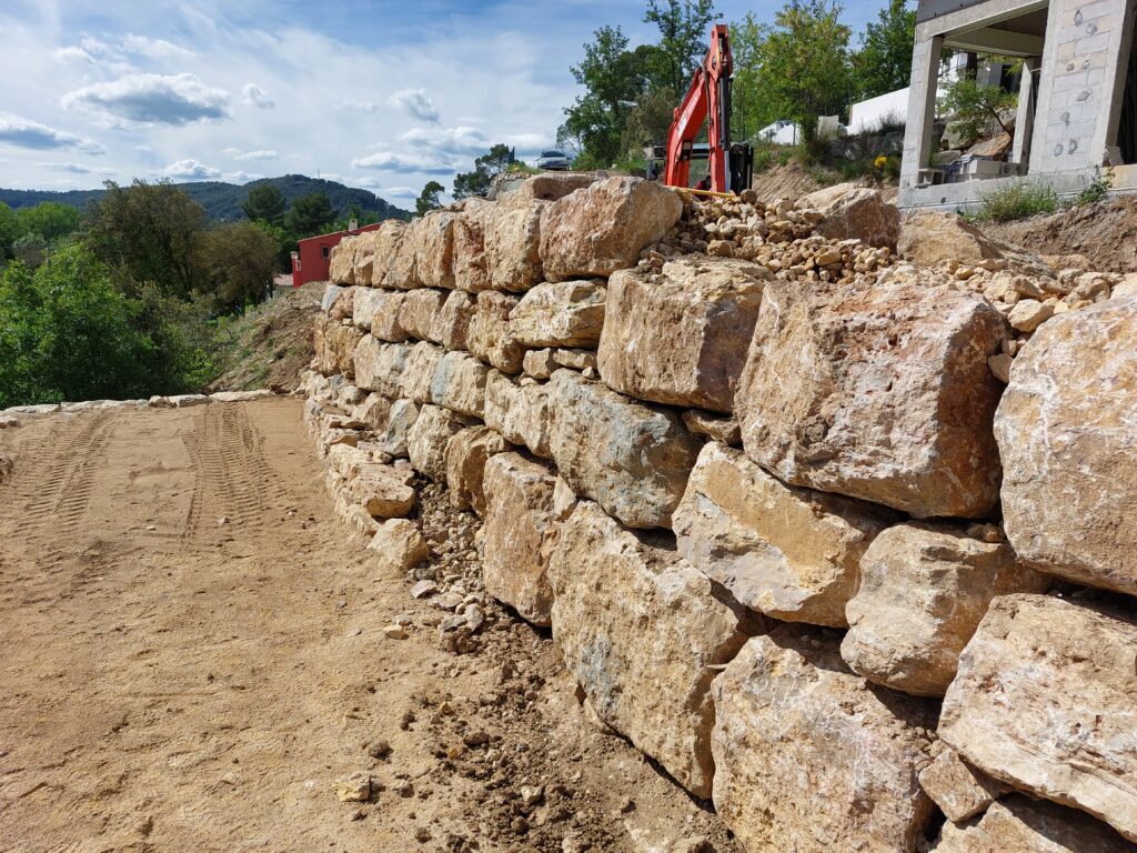 Terrassement et enrochement reunis