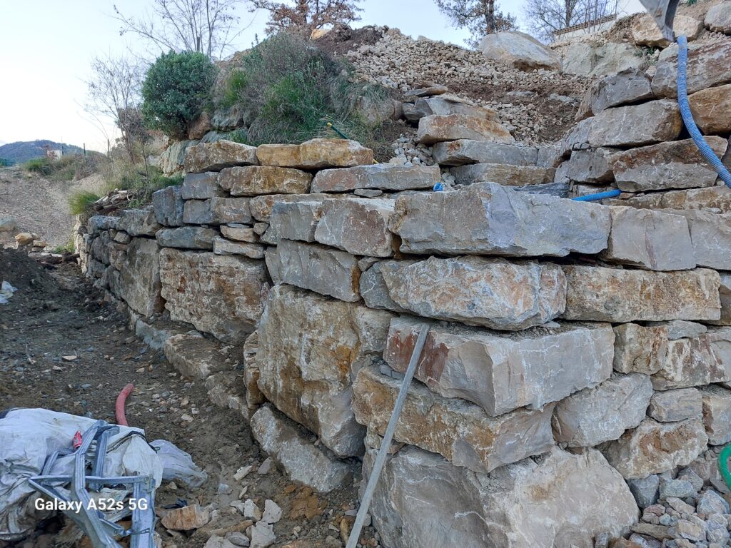 Mur de soutenement et escalier en enrochement - realisation 5