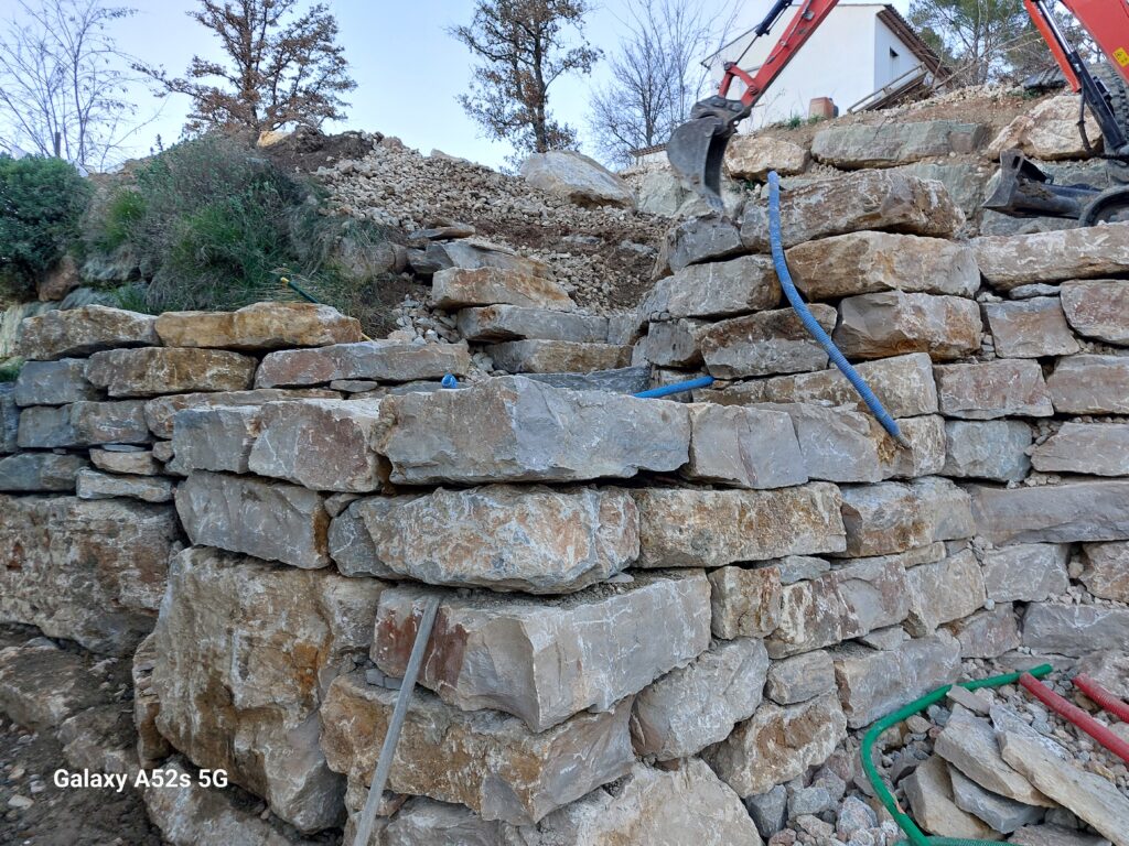 Mur de soutenement et escalier en enrochement - realisation 20
