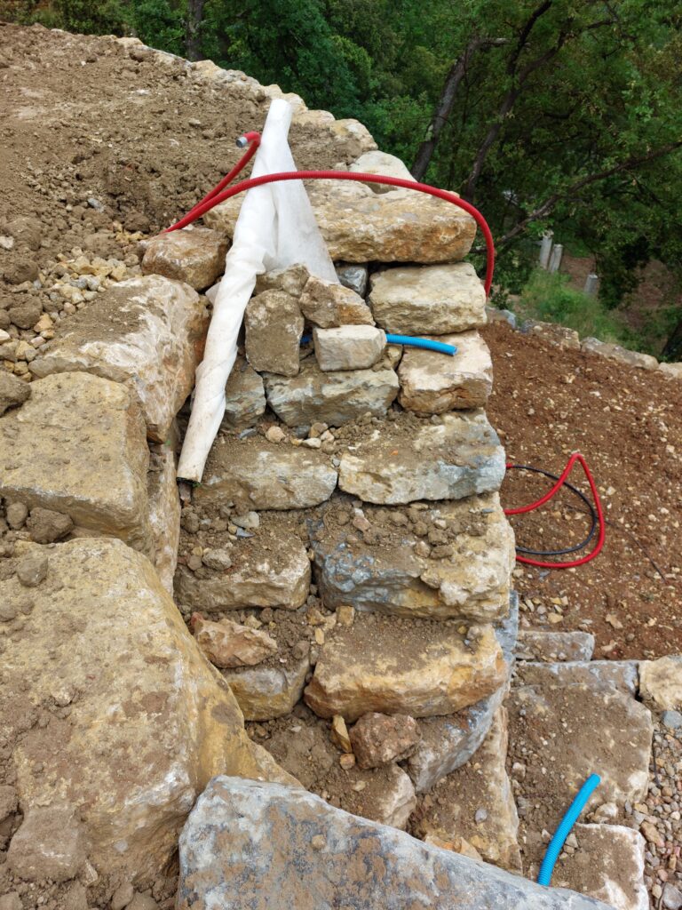 Mur de soutenement et escalier en enrochement - realisation 24