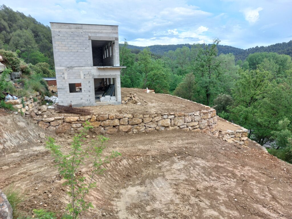 Creation de plateforme par enrochement sur terrain en pente - realisation 1