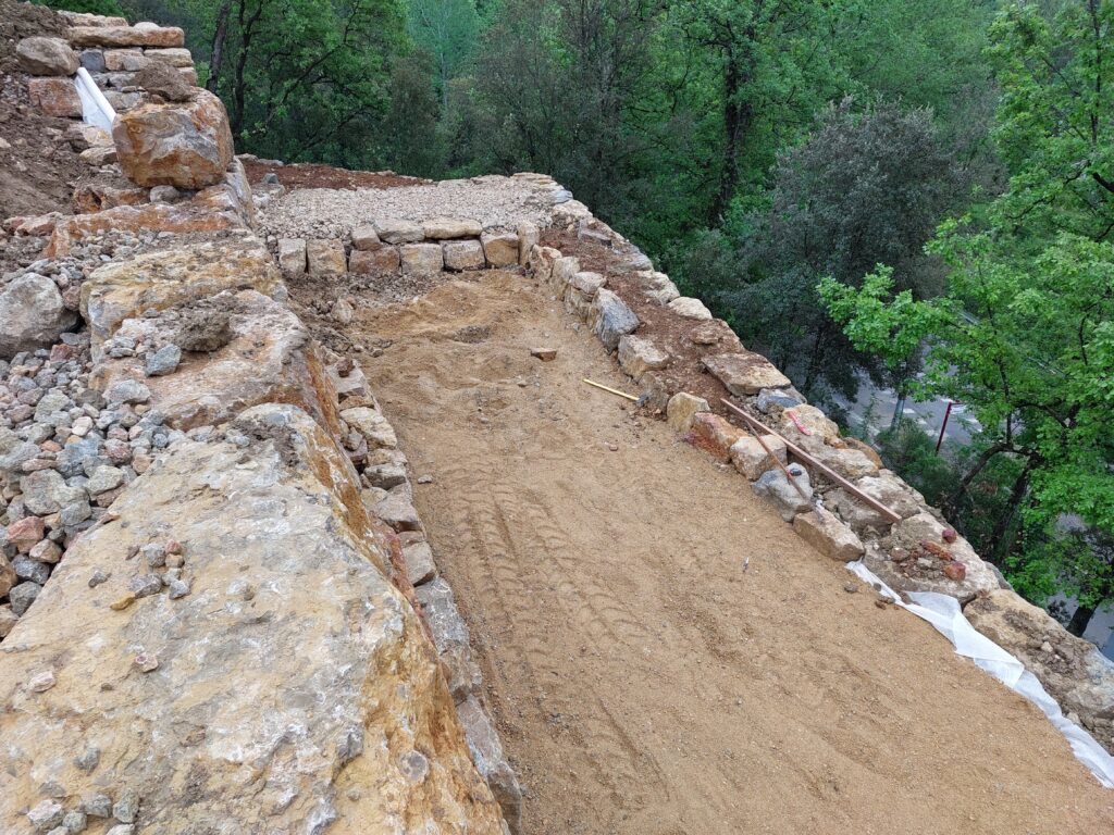 Creation de plateforme par enrochement sur terrain en pente - realisation 9