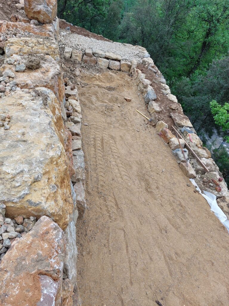 Creation de plateforme par enrochement sur terrain en pente - realisation 10