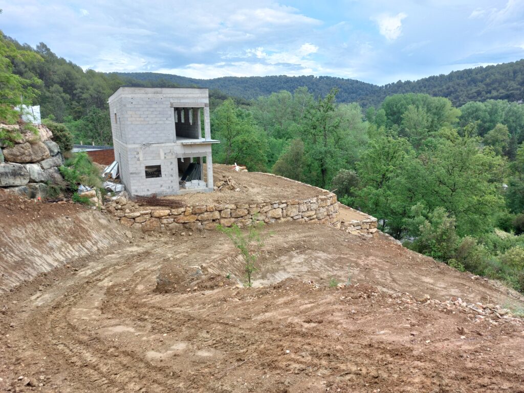 Creation de plateforme par enrochement sur terrain en pente - realisation 12