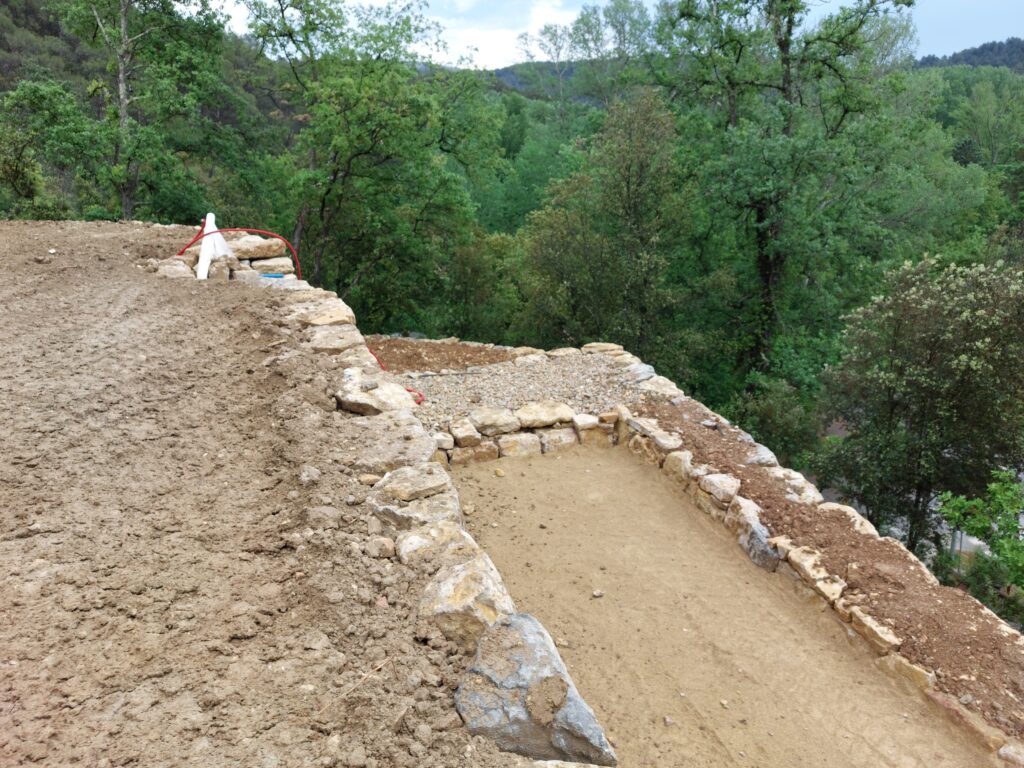 Creation de plateforme par enrochement sur terrain en pente - realisation 17