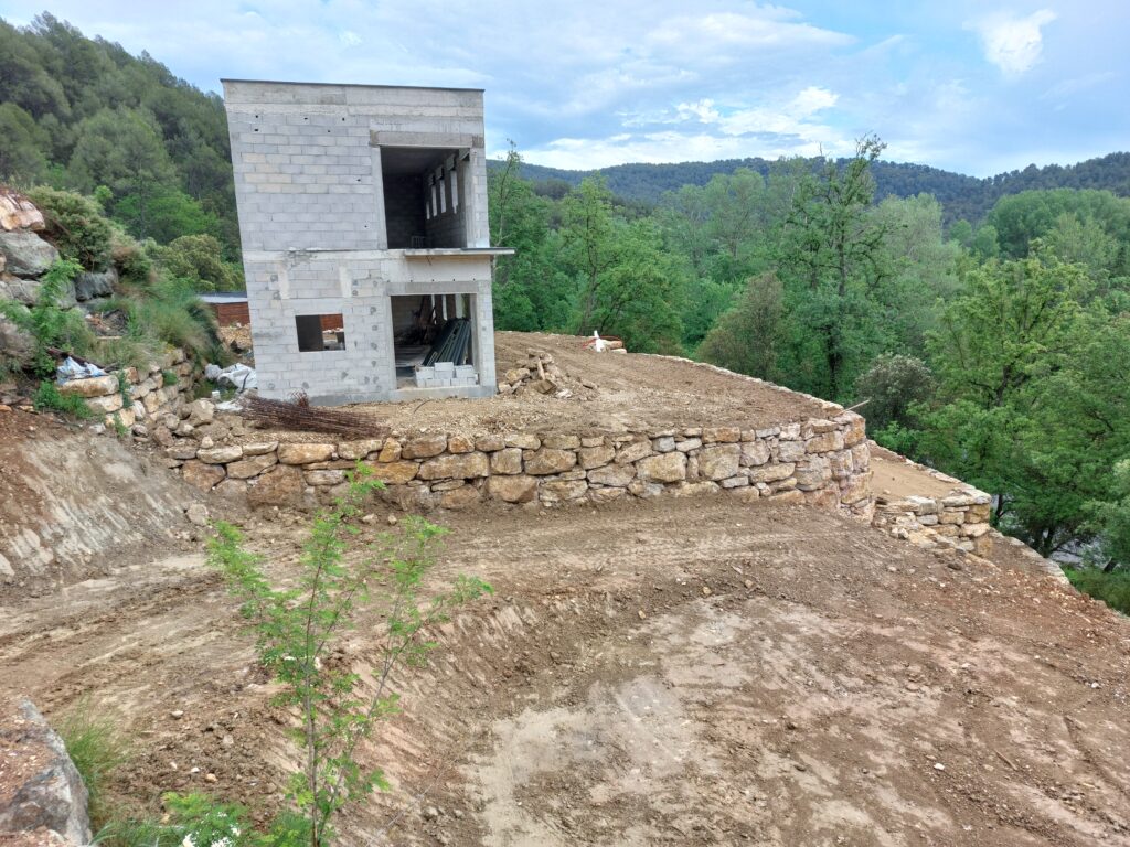 Creation de plateforme par enrochement sur terrain en pente - realisation 19