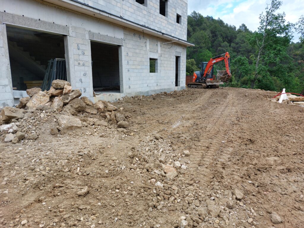 Creation de plateforme par enrochement sur terrain en pente - realisation 20