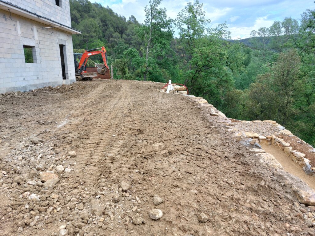 Creation de plateforme par enrochement sur terrain en pente - realisation 21