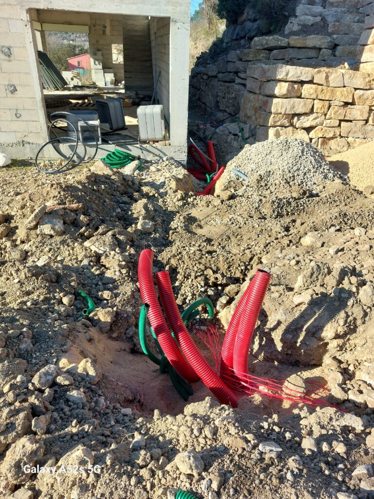 Terrassement de reseaux et VRD dans le Haut Var - realisation 2