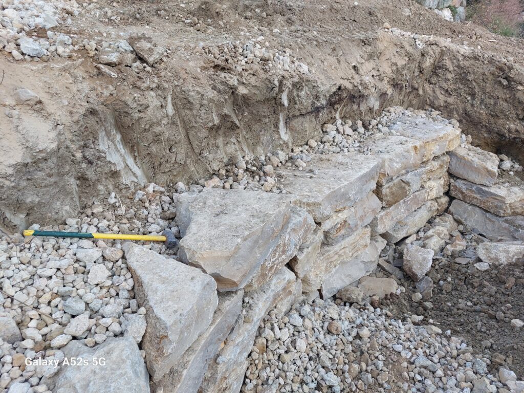 Terrassement de reseaux et VRD dans le Haut Var - realisation 10