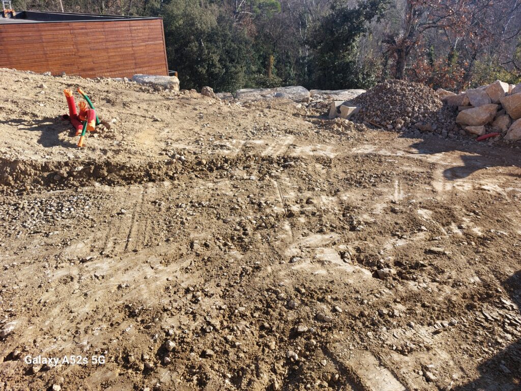 Terrassement de reseaux et VRD dans le Haut Var - realisation 17